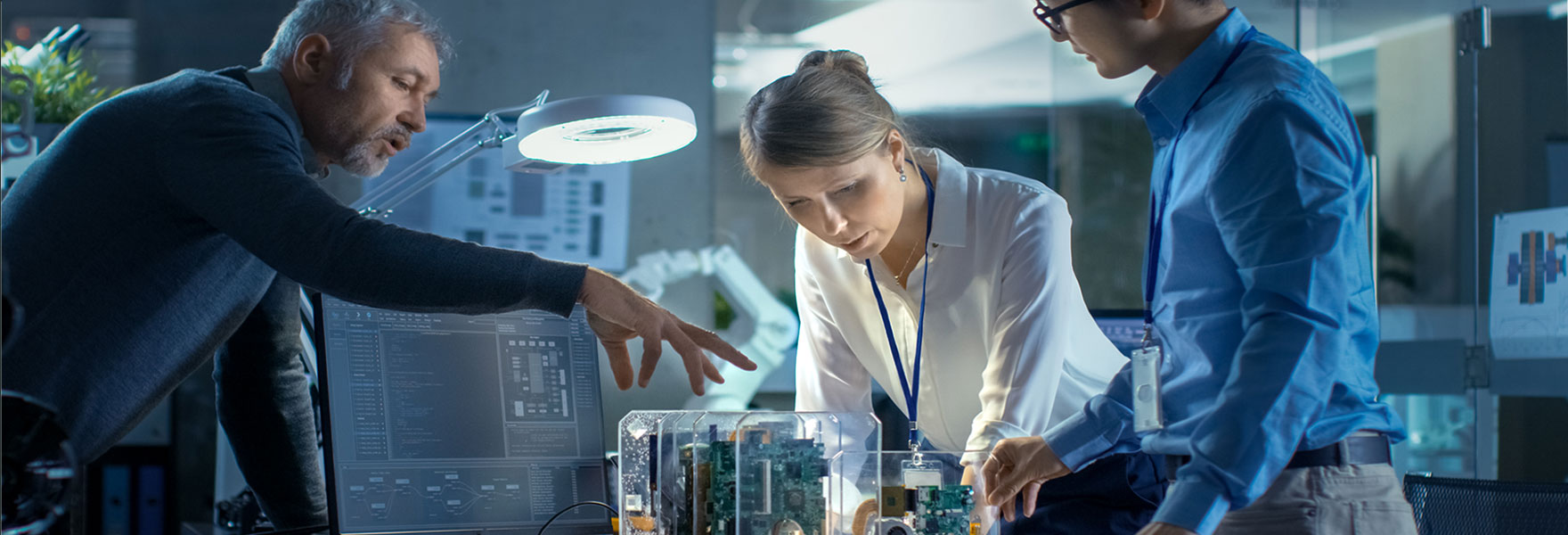 Ingénieurs travaillant au bureau